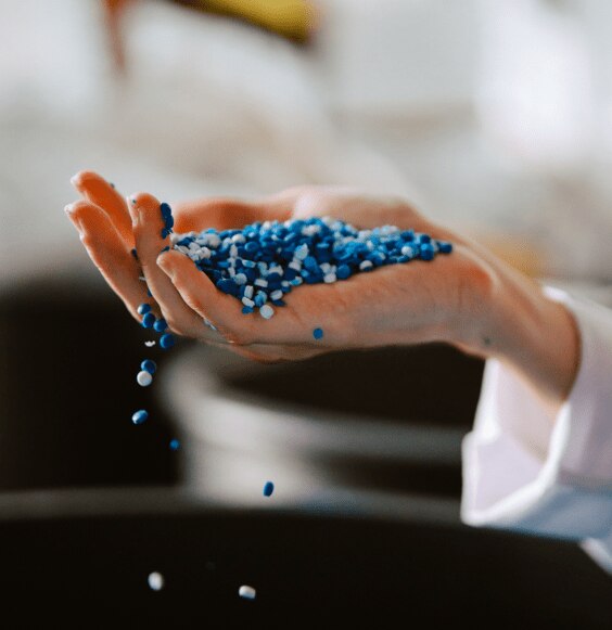 Ranka, laikanti perdirbtą plastiką